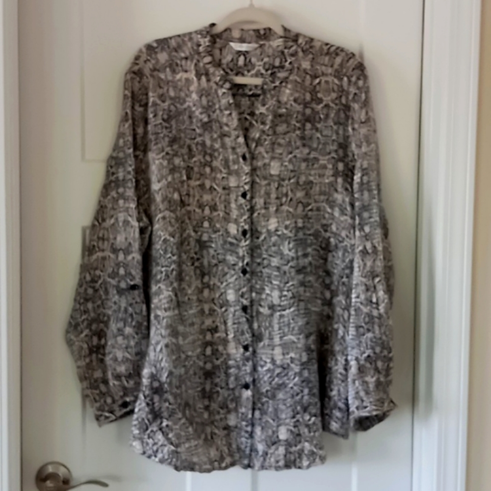 Erin London EUC Lightweight Blouse Metallic Snakeskin Grey/White/Tan Size XL